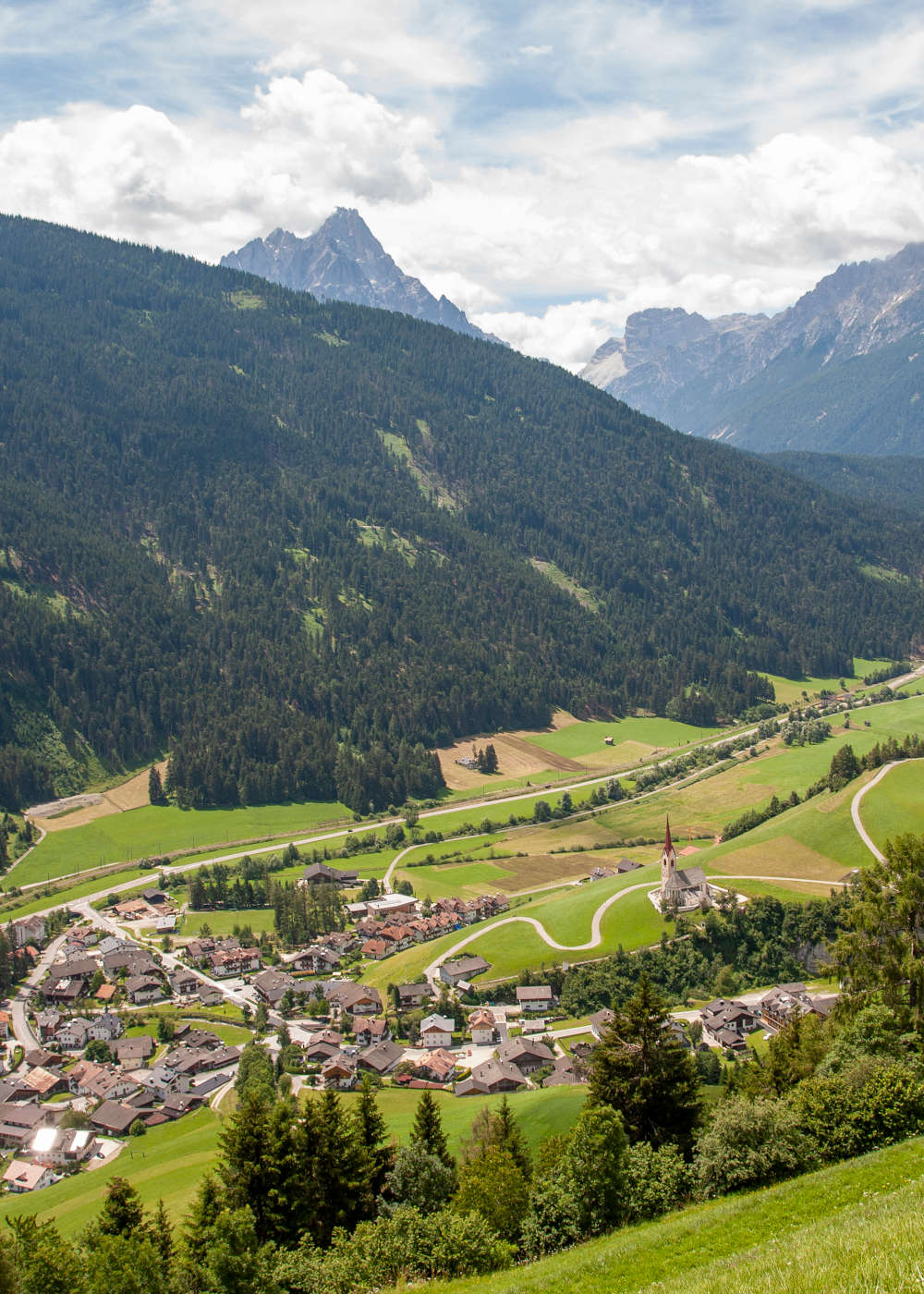 <span><b>Perfekte Lage</b><br>
mitten in den Dolomiten<br>
<a class="button" href="/online-buchen/">Jetzt buchen</a></span>
