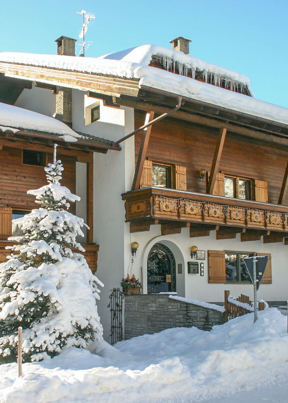 <span><b>Winterurlaub in klarer Bergluft.</b><br>
Rodeln, Langlaufen, Winterwandern in verschneiter Bergwelt. <br>
<a class="button" href="/online-buchen/">Jetzt buchen</a></span>